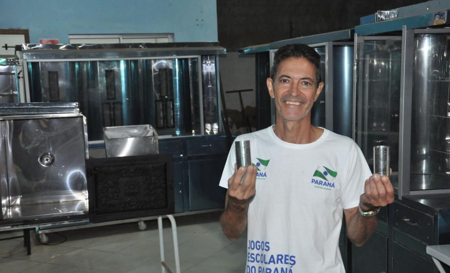 Marcelino fabrica artefaros de inox, como máquinas de shawarma, churrasqueiras, espetos e copos de tereré. Crédito da Fomento Paraná ajudou empreendedor na compra de máquinas e reforma do barracão.