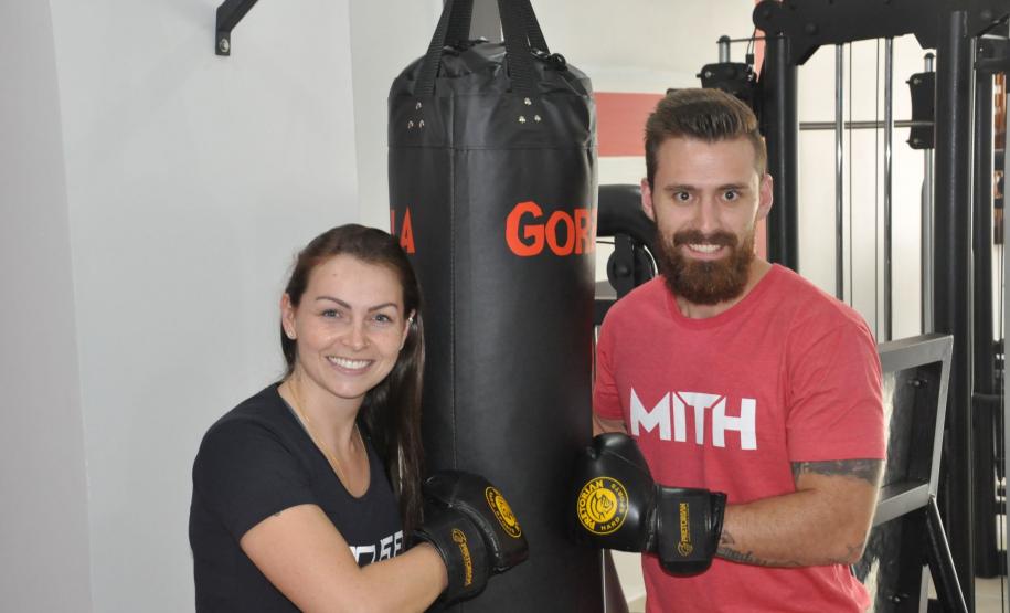 A profissional de educação física buscou financiamento da Fomento Paraná para montar a academia, inaugurada em maio de 2017. Na imagem, Caroline e o noivo e sócio Thiago Cogo.