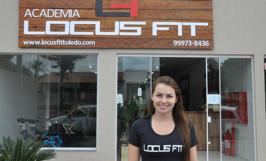 A profissional de educação física buscou financiamento da Fomento Paraná para montar a academia, inaugurada em maio de 2017. Na imagem ,Caroline com o noivo e sócio Thiago Cogo, e com a agente de crédito Karoline Hoffmann.