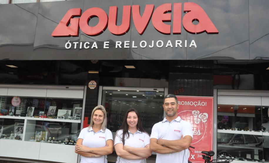 A ótica buscou crédito para reformas e compra de mobiliário novo. Tem 12 no mercado e o crédito ajudou na primeira grande reforma do local. O financiamento recebeu a garantia da GarantiOeste. Na imagem, os sócios Rose Santos, Ana Paula Carraro e Itamar dos Santos em frente à loja remodelada.