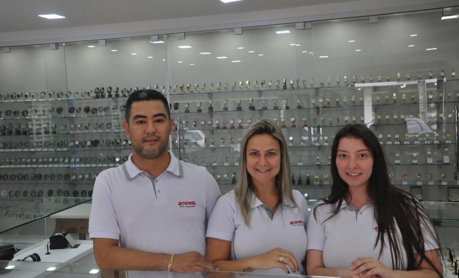 A ótica buscou crédito para reformas e compra de mobiliário novo. Tem 12 no mercado e o crédito ajudou na primeira grande reforma do local. O financiamento recebeu a garantia da GarantiOeste.Na imagem, os sócios Itamar dos Santos, Rose Santos e Ana Paula Carraro.