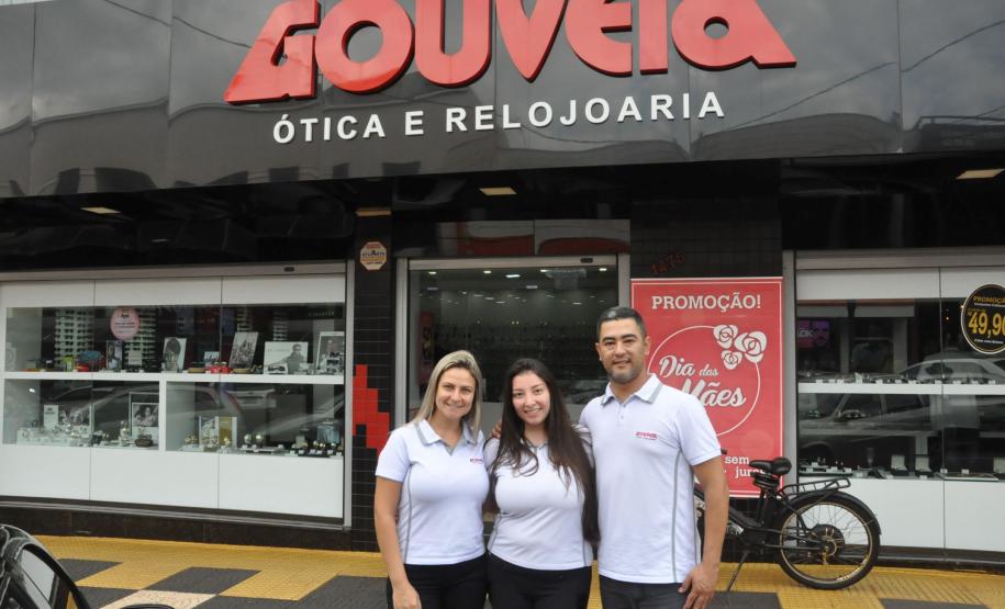 A ótica buscou crédito para reformas e compra de mobiliário novo. Tem 12 no mercado e o crédito ajudou na primeira grande reforma do local. O financiamento recebeu a garantia da GarantiOeste.  Na imagem, os sócios Rose Santos, Ana Paula Carraro e Itamar dos Santos em frente à loja remodelada.