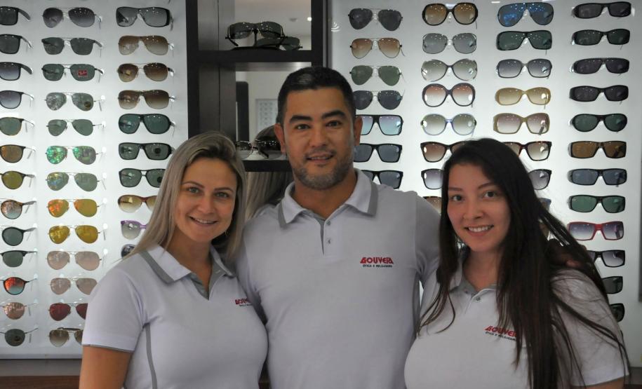 A ótica buscou crédito para reformas e compra de mobiliário novo. Tem 12 no mercado e o crédito ajudou na primeira grande reforma do local. O financiamento recebeu a garantia da GarantiOeste.  Na imagem, os sócios Rose Santos, Itamar dos Santos e Ana Paula Carraro.