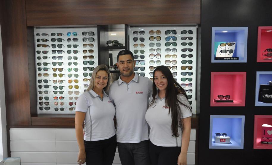 A ótica buscou crédito para reformas e compra de mobiliário novo. Tem 12 no mercado e o crédito ajudou na primeira grande reforma do local. O financiamento recebeu a garantia da GarantiOeste. Na imagem, os sócios Rose Santos, Itamar dos Santos e Ana Paula Carraro.