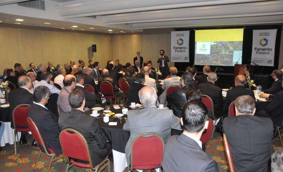 O presidente da Fomento Paraná, Juraci Barbosa, o diretor Administrativo e Financeiro, Heraldo Neves, com diretores e parte do corpo técnico da instituição, reuniram líderes empresariais e gestores de entidades do terceiro setor, nesta terça (6/6), para apresentar o Relatório de Gestão e Histórias de Transformação 2011-2016.