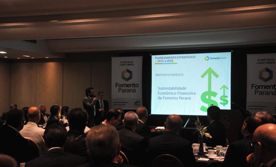O presidente da Fomento Paraná, Juraci Barbosa, o diretor Administrativo e Financeiro, Heraldo Neves, com diretores e parte do corpo técnico da instituição, reuniram líderes empresariais e gestores de entidades do terceiro setor, nesta terça (6/6), para apresentar o Relatório de Gestão e Histórias de Transformação 2011-2016.