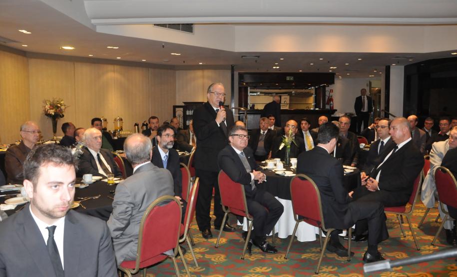 O presidente da Fomento Paraná, Juraci Barbosa, o diretor Administrativo e Financeiro, Heraldo Neves, com diretores e parte do corpo técnico da instituição, reuniram líderes empresariais e gestores de entidades do terceiro setor, nesta terça (6/6), para apresentar o Relatório de Gestão e Histórias de Transformação 2011-2016.