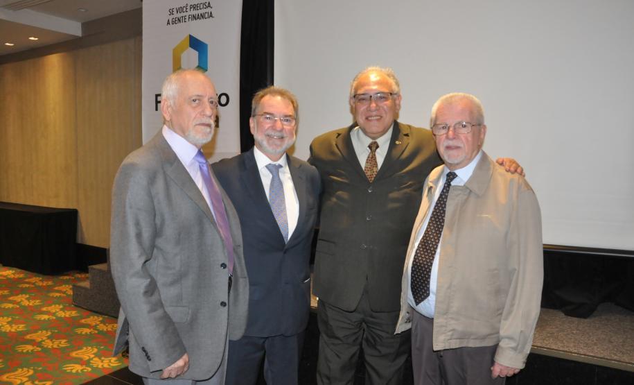O presidente da Fomento Paraná, Juraci Barbosa, o diretor Administrativo e Financeiro, Heraldo Neves, com diretores e parte do corpo técnico da instituição, reuniram líderes empresariais e gestores de entidades do terceiro setor, nesta terça (6/6), para apresentar o Relatório de Gestão e Histórias de Transformação 2011-2016.