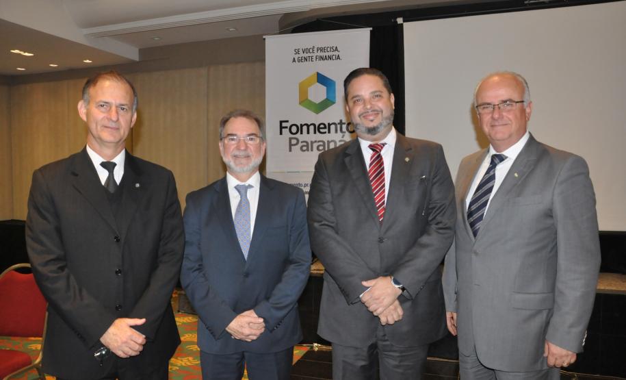 O presidente da Fomento Paraná, Juraci Barbosa, o diretor Administrativo e Financeiro, Heraldo Neves, com diretores e parte do corpo técnico da instituição, reuniram líderes empresariais e gestores de entidades do terceiro setor, nesta terça (6/6), para apresentar o Relatório de Gestão e Histórias de Transformação 2011-2016.