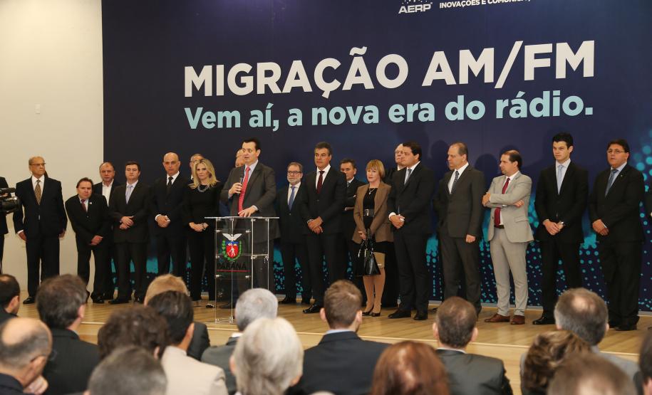 O governador Beto Richa e o ministro da Ciência, Tecnologia, Inovações e Comunicações, Gilberto Kassab, assinaram nesta segunda-feira (05), no Palácio Iguaçu, o termo de adaptação de outorgas que permite a migração de emissoras de rádio AM para a faixa FM. Curitiba, 05/06/2017.