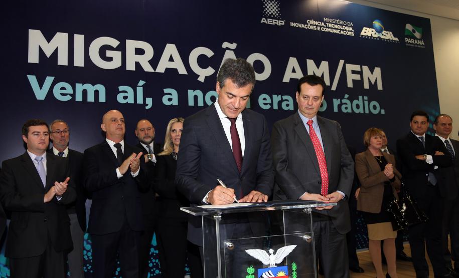 O governador Beto Richa e o ministro da Ciência, Tecnologia, Inovações e Comunicações, Gilberto Kassab, assinaram na segunda-feira (5/6), no Palácio Iguaçu, o termo de adaptação de outorgas que permite a migração de emissoras de rádio AM para a faixa FM. Curitiba, 05/06/2017.