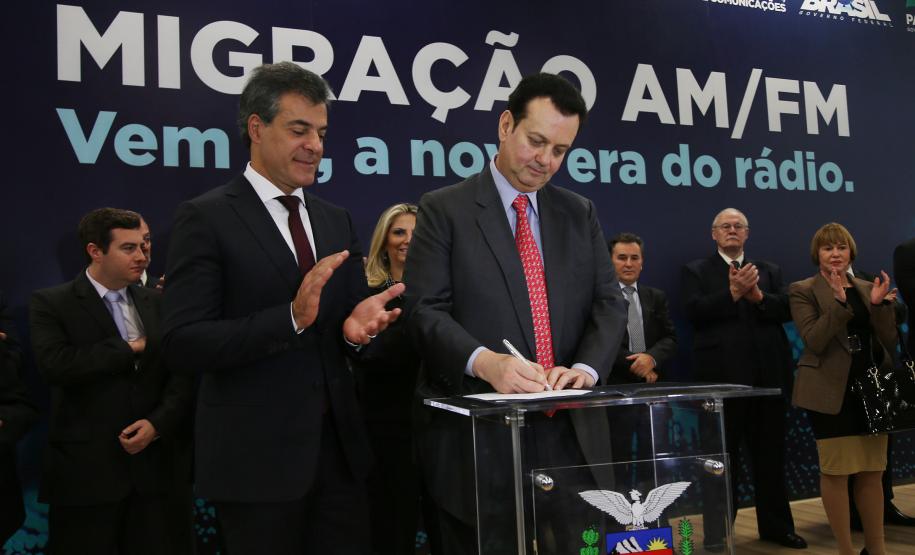 O governador Beto Richa e o ministro da Ciência, Tecnologia, Inovações e Comunicações, Gilberto Kassab, assinaram na segunda-feira (5/6), no Palácio Iguaçu, o termo de adaptação de outorgas que permite a migração de emissoras de rádio AM para a faixa FM. Curitiba, 05/06/2017.