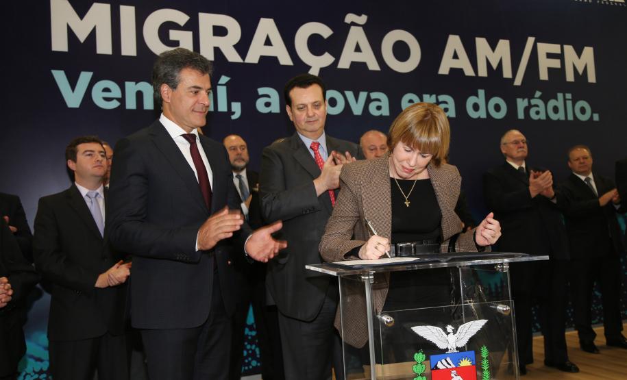 O governador Beto Richa e o ministro da Ciência, Tecnologia, Inovações e Comunicações, Gilberto Kassab, assinaram na segunda-feira (5/6), no Palácio Iguaçu, o termo de adaptação de outorgas que permite a migração de emissoras de rádio AM para a faixa FM. Curitiba, 05/06/2017.