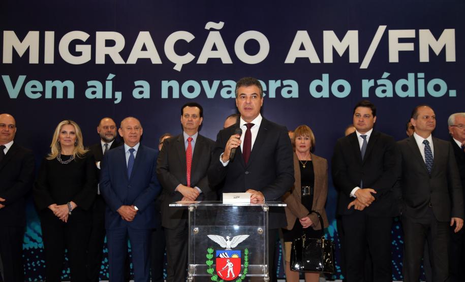 O governador Beto Richa e o ministro da Ciência, Tecnologia, Inovações e Comunicações, Gilberto Kassab, assinaram na segunda-feira (5/6), no Palácio Iguaçu, o termo de adaptação de outorgas que permite a migração de emissoras de rádio AM para a faixa FM. Curitiba, 05/06/2017.