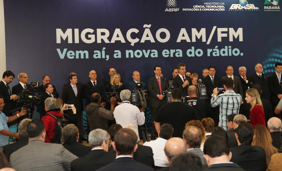 O governador Beto Richa e o ministro da Ciência, Tecnologia, Inovações e Comunicações, Gilberto Kassab, assinaram na segunda-feira (5/6), no Palácio Iguaçu, o termo de adaptação de outorgas que permite a migração de emissoras de rádio AM para a faixa FM. Curitiba, 05/06/2017.