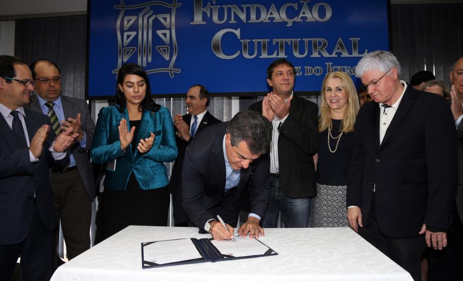 O governador Beto Richa autorizou a prefeitura de Foz do Iguaçu a iniciar os trâmites para a contratação, junto ao Governo do Estado, de financiamentos de R$ 18,6 milhões para investimentos. O município tem projetos para pavimentação de estradas rurais e recapeamento de vias urbanas