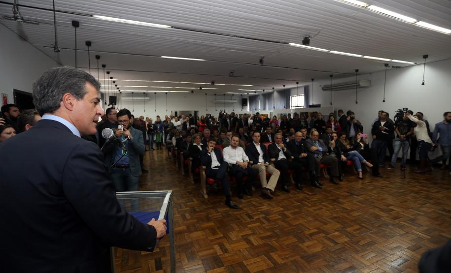 O governador Beto Richa autorizou a prefeitura de Foz do Iguaçu a iniciar os trâmites para a contratação, junto ao Governo do Estado, de financiamentos de R$ 18,6 milhões para investimentos. O município tem projetos para pavimentação de estradas rurais e recapeamento de vias urbanas