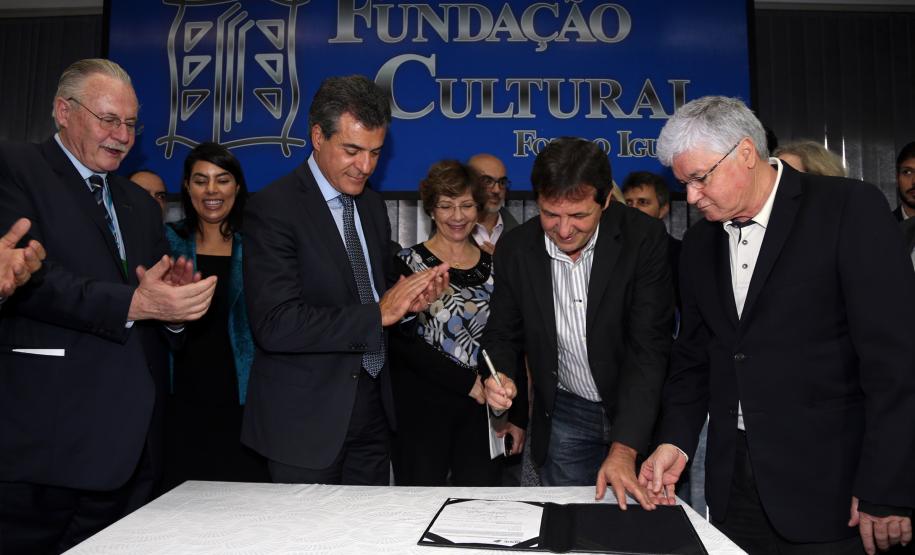 O governador Beto Richa autorizou a prefeitura de Foz do Iguaçu a iniciar os trâmites para a contratação, junto ao Governo do Estado, de financiamentos de R$ 18,6 milhões para investimentos. O município tem projetos para pavimentação de estradas rurais e recapeamento de vias urbanas