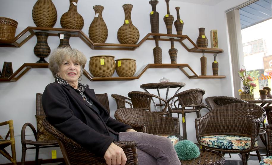 Apoio da Fomento Paraná ajuda loja de móveis em vime de Pato Branco a crescer Desde que conheceu a instituição financeira do Governo do Estado a empreendedora Salette Oltramari já contratou 16 operações de microcrédito para melhorar o desempenho do estabelecimento.