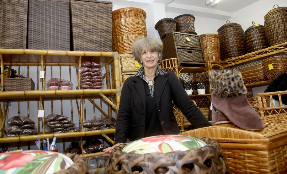 Apoio da Fomento Paraná ajuda loja de móveis em vime de Pato Branco a crescer Desde que conheceu a instituição financeira do Governo do Estado a empreendedora Salette Oltramari já contratou 16 operações de microcrédito para melhorar o desempenho do estabelecimento.