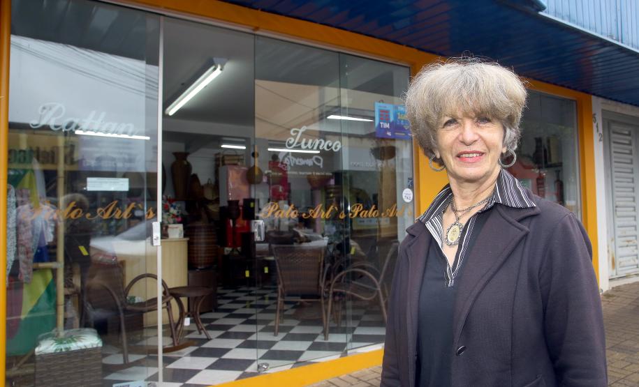 Apoio da Fomento Paraná ajuda loja de móveis em vime de Pato Branco a crescer Desde que conheceu a instituição financeira do Governo do Estado a empreendedora Salette Oltramari já contratou 16 operações de microcrédito para melhorar o desempenho do estabelecimento.