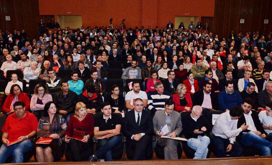 O diretor de mercado da Fomento Paraná, Luiz Renato Hauly, apresenta as linhas de financiamento da instituição ao público em Apucarana.