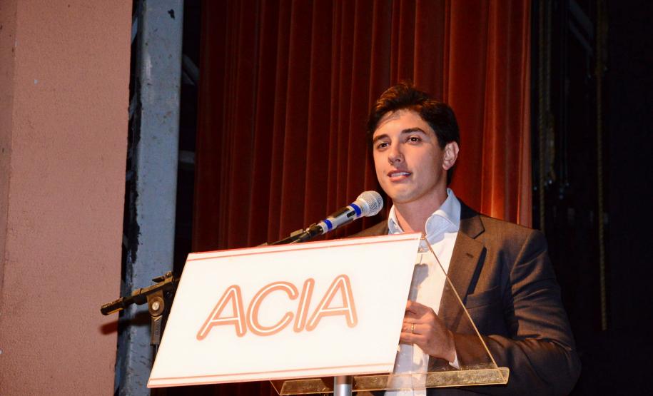 O diretor de mercado da Fomento Paraná, Luiz Renato Hauly, apresenta as linhas de financiamento da instituição ao público em Apucarana.