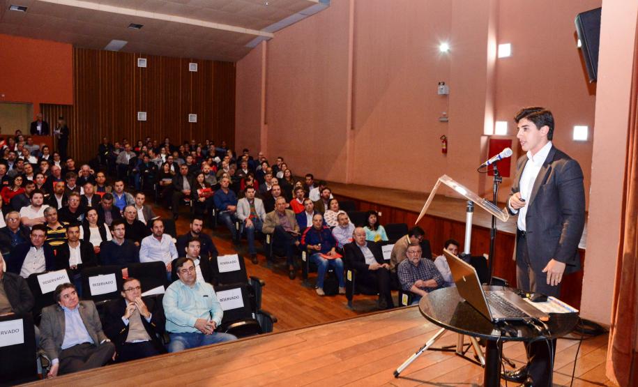 O diretor de mercado da Fomento Paraná, Luiz Renato Hauly, apresenta as linhas de financiamento da instituição ao público em Apucarana.