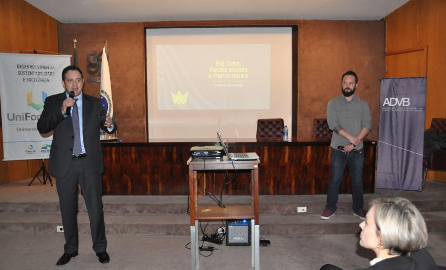 Colaboradores da Fomento Paraná assistiram nesta quinta-feira (29) a uma palestra com Marcos Giovanella, especialista em uso de dados para produção de conteúdo de marcas em redes sociais. O evento é uma parceria da regional local da Associação dos Dirigentes de Vendas e Marketing do Brasil (ADVB-PR) com a universidade corporativa UniFomento.