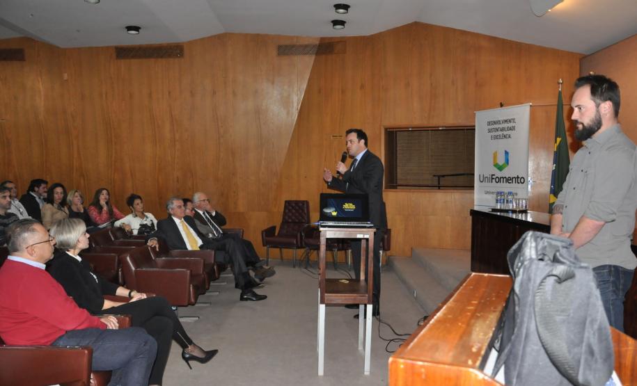 Colaboradores da Fomento Paraná assistiram nesta quinta-feira (29) a uma palestra com Marcos Giovanella, especialista em uso de dados para produção de conteúdo de marcas em redes sociais. O evento é uma parceria da regional local da Associação dos Dirigentes de Vendas e Marketing do Brasil (ADVB-PR) com a universidade corporativa UniFomento.