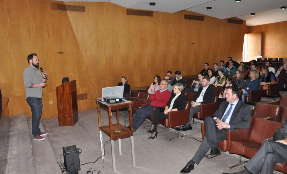 Colaboradores da Fomento Paraná assistiram nesta quinta-feira (29) a uma palestra com Marcos Giovanella, especialista em uso de dados para produção de conteúdo de marcas em redes sociais. O evento é uma parceria da regional local da Associação dos Dirigentes de Vendas e Marketing do Brasil (ADVB-PR) com a universidade corporativa UniFomento.