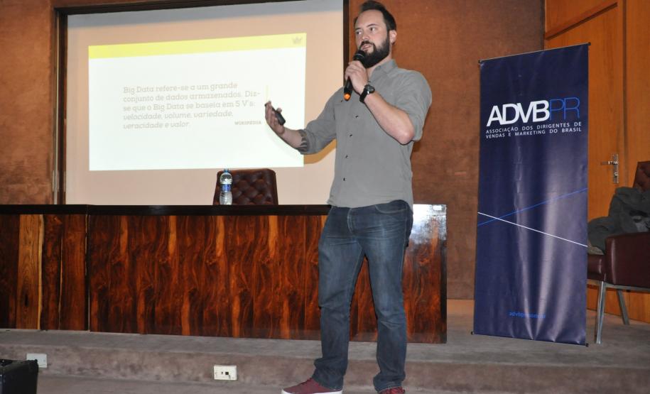 Colaboradores da Fomento Paraná assistiram nesta quinta-feira (29) a uma palestra com Marcos Giovanella, especialista em uso de dados para produção de conteúdo de marcas em redes sociais. O evento é uma parceria da regional local da Associação dos Dirigentes de Vendas e Marketing do Brasil (ADVB-PR) com a universidade corporativa UniFomento.