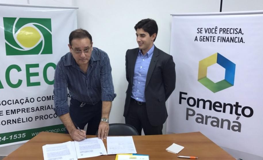 Foi renovado nesta quinta-feira (29) o acordo de cooperação técnica entre a Fomento Paraná, instituição financeira de desenvolvimento do Governo do Paraná, e a Associação Comercial e Empresarial de Cornélio Procópio – ACEP.
O documento foi assinado pelo diretor de Mercado da Fomento Paraná, Luiz Renato Hauly, e pelo presidente da ACEP, Marcos Pedroso.