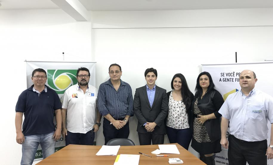 Foi renovado nesta quinta-feira (29) o acordo de cooperação técnica entre a Fomento Paraná, instituição financeira de desenvolvimento do Governo do Paraná, e a Associação Comercial e Empresarial de Cornélio Procópio – ACEP.
O documento foi assinado pelo diretor de Mercado da Fomento Paraná, Luiz Renato Hauly, e pelo presidente da ACEP, Marcos Pedroso.