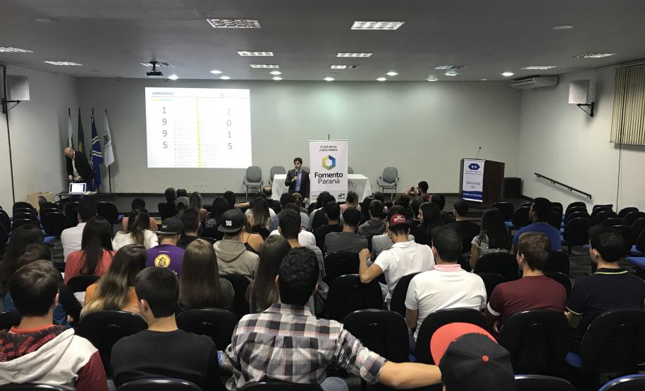 O diretor da Fomento Paraná também participou em Cornélio Procópio de rodada do Seminário de Crédito: Mercado Internacional e Oportunidades de Investimentos em uma parceria com o Conselho Regional de Administração – CRA, realizado no auditório da Universidade Estadual do Norte do Paraná – UENP