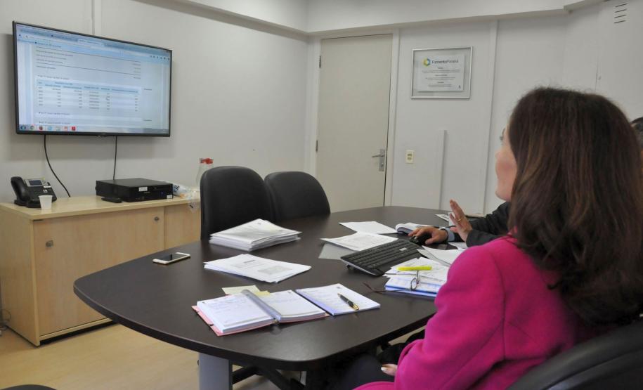 A equipe de operações do Setor Público da Fomento Paraná recebeu nesta semana treinamento do Ministério da Fazenda sobre análise de Pedidos de Verificação de Limites e Condições (PVLs), obrigatórios nos projetos de concessão de financiamentos aos municípios.