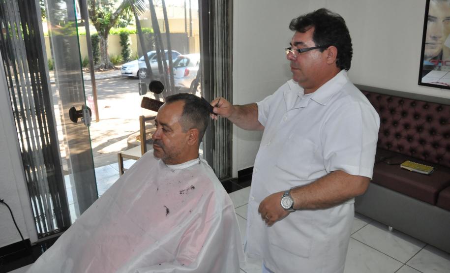 Com 35 anos de profissão, Valdeci trabalhou por mais de duas décadas no mesmo ponto na Vila Yolanda, em Foz do Iguaçu. No início do ano, resolveu mudar para um novo ambiente, na mesma vizinhança. Para reformar o novo local e atender melhor os clientes, contou com apoio da Fomento Paraná.