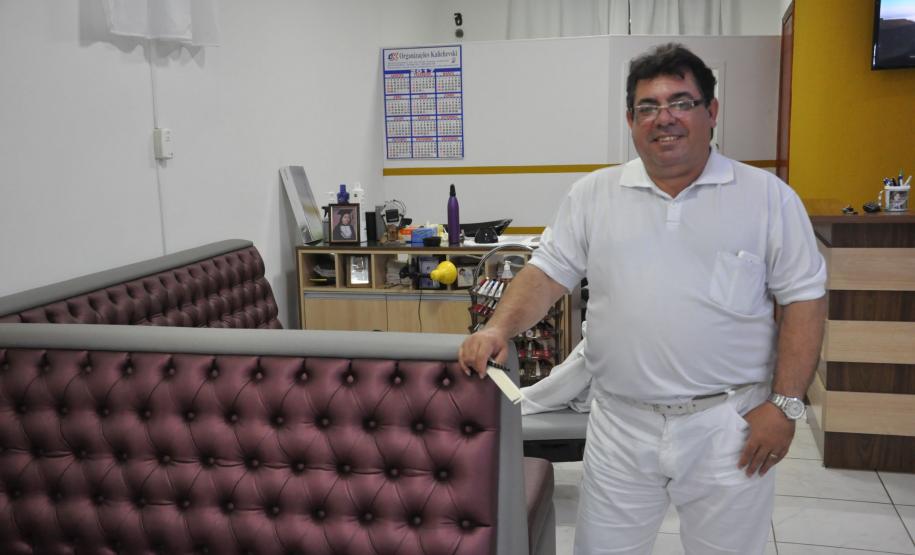 Com 35 anos de profissão, Valdeci trabalhou por mais de duas décadas no mesmo ponto na Vila Yolanda, em Foz do Iguaçu. No início do ano, resolveu mudar para um novo ambiente, na mesma vizinhança. Para reformar o novo local e atender melhor os clientes, contou com apoio da Fomento Paraná.