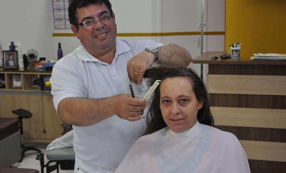 Com 35 anos de profissão, Valdeci trabalhou por mais de duas décadas no mesmo ponto na Vila Yolanda, em Foz do Iguaçu. No início do ano, resolveu mudar para um novo ambiente, na mesma vizinhança. Para reformar o novo local e atender melhor os clientes, contou com apoio da Fomento Paraná.