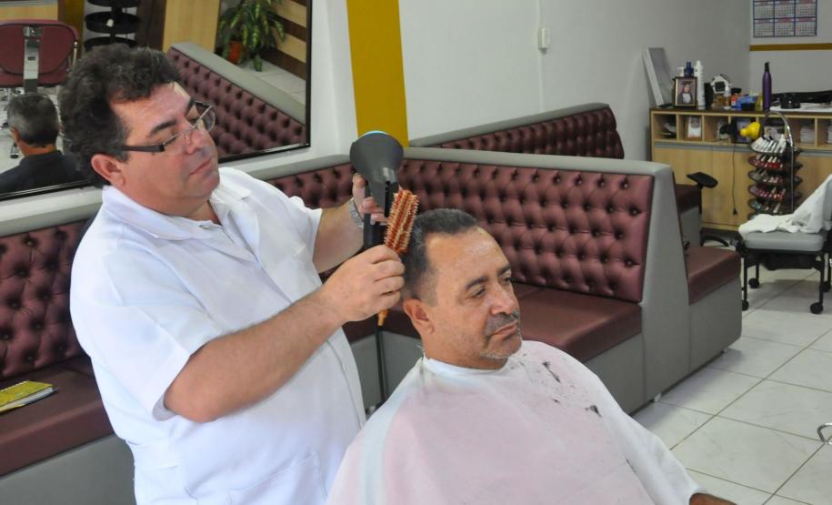 Com 35 anos de profissão, Valdeci trabalhou por mais de duas décadas no mesmo ponto na Vila Yolanda, em Foz do Iguaçu. No início do ano, resolveu mudar para um novo ambiente, na mesma vizinhança. Para reformar o novo local e atender melhor os clientes, contou com apoio da Fomento Paraná.