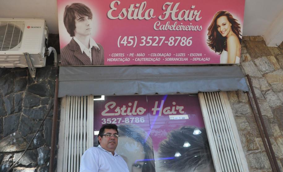 Com 35 anos de profissão, Valdeci trabalhou por mais de duas décadas no mesmo ponto na Vila Yolanda, em Foz do Iguaçu. No início do ano, resolveu mudar para um novo ambiente, na mesma vizinhança. Para reformar o novo local e atender melhor os clientes, contou com apoio da Fomento Paraná.