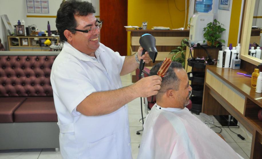 Com 35 anos de profissão, Valdeci trabalhou por mais de duas décadas no mesmo ponto na Vila Yolanda, em Foz do Iguaçu. No início do ano, resolveu mudar para um novo ambiente, na mesma vizinhança. Para reformar o novo local e atender melhor os clientes, contou com apoio da Fomento Paraná.