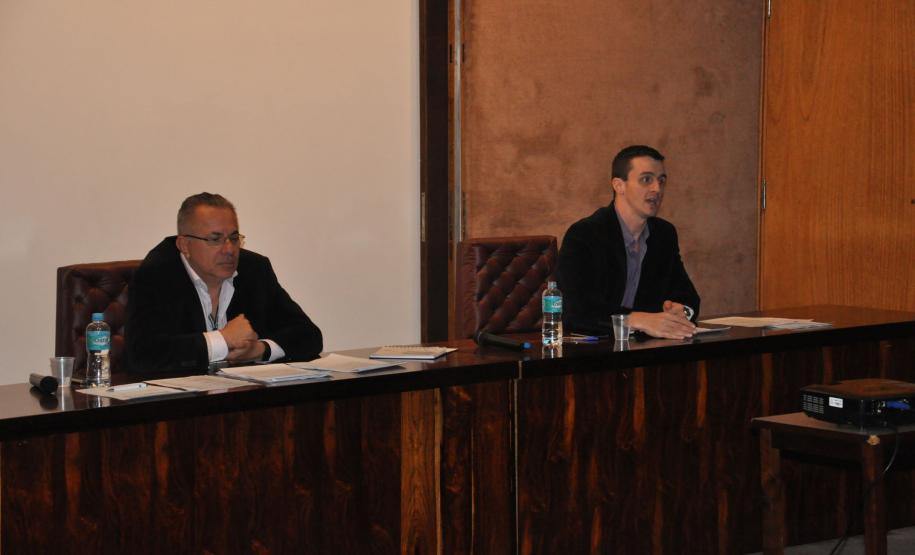 Debate entre os empregados candidatos a representante no Conselho de Administração da Fomento Paraná.