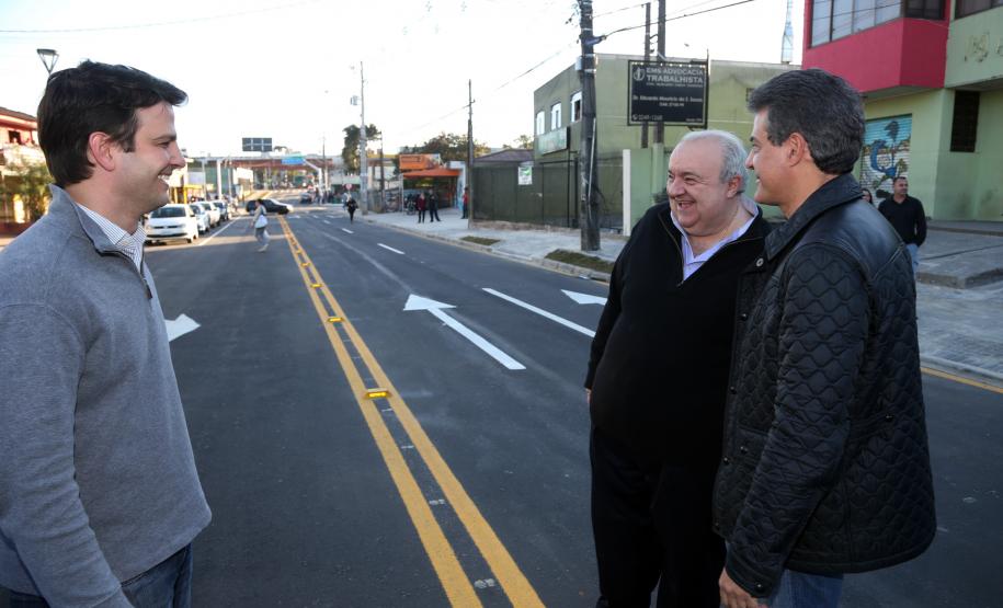 A rua Raul Pompéia, importante ligação entre a Cidade Industrial de Curitiba e a Fazendinha. O projeto, de R$ 8,1 milhões, foi financiado pelo Governo do Estado, por meio da Fomento Paraná. A via recebeu pavimentação, revitalização de calçadas, sinalização, alargamento.