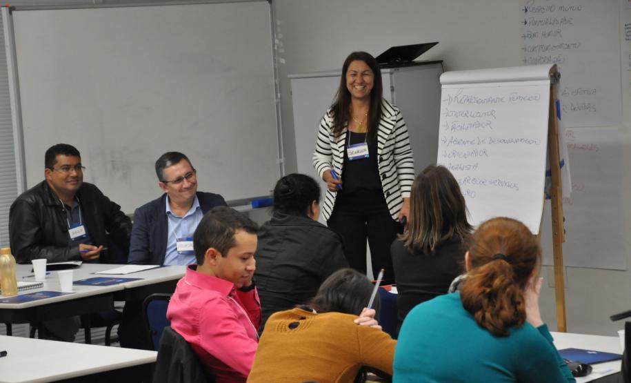 Fomento Paraná treina grupo de futuros correspondentes, com representantes de 17 entidades de todo o estado.