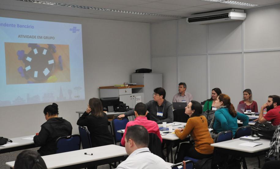 Fomento Paraná treina grupo de futuros correspondentes, com representantes de 17 entidades de todo o estado.