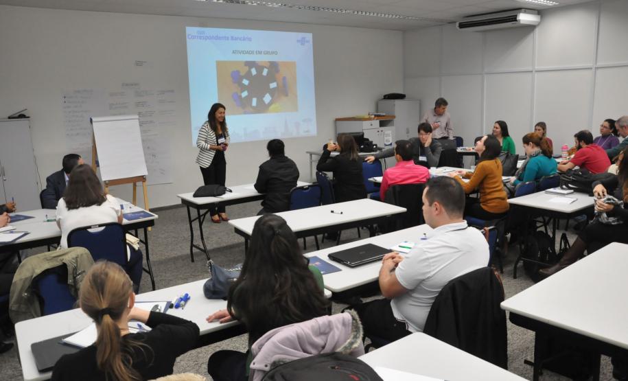Fomento Paraná treina grupo de futuros correspondentes, com representantes de 17 entidades de todo o estado.