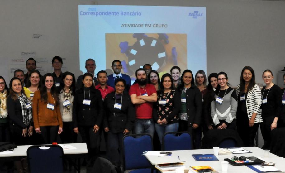 Fomento Paraná treina grupo de futuros correspondentes, com representantes de 17 entidades de todo o estado.