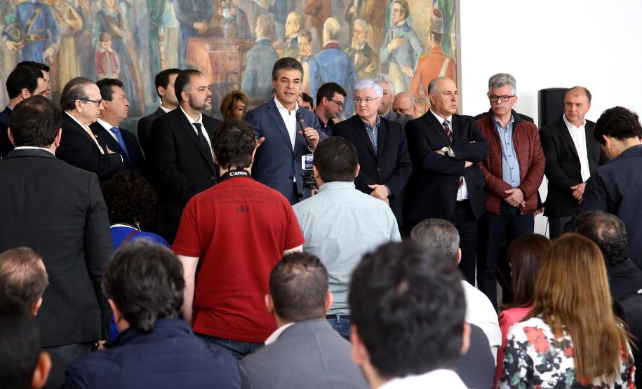 O governo do Estado liberou R$ 25 milhões em financiamentos e convênios para 52 municípios paranaenses. A autorização foi assinada pelo governador Beto Richa, nesta segunda-feira (31), no Palácio Iguaçu, em Curitiba. Os recursos serão destinados para obras de pavimentação, compras de maquinários agrícolas e em construção de mini-arenas esportivas.