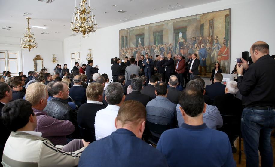 O governo do Estado liberou R$ 25 milhões em financiamentos e convênios para 52 municípios paranaenses. A autorização foi assinada pelo governador Beto Richa, nesta segunda-feira (31), no Palácio Iguaçu, em Curitiba. Os recursos serão destinados para obras de pavimentação, compras de maquinários agrícolas e em construção de mini-arenas esportivas.